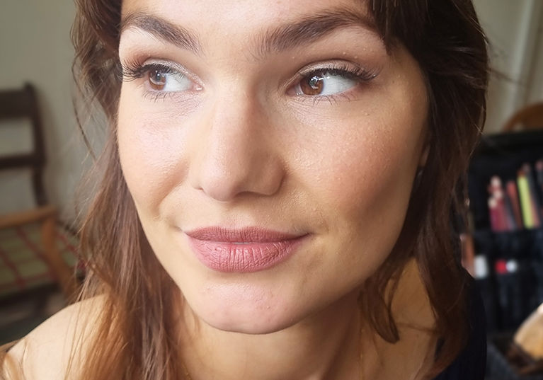 Bridesmaid with brown hair and natural makeup